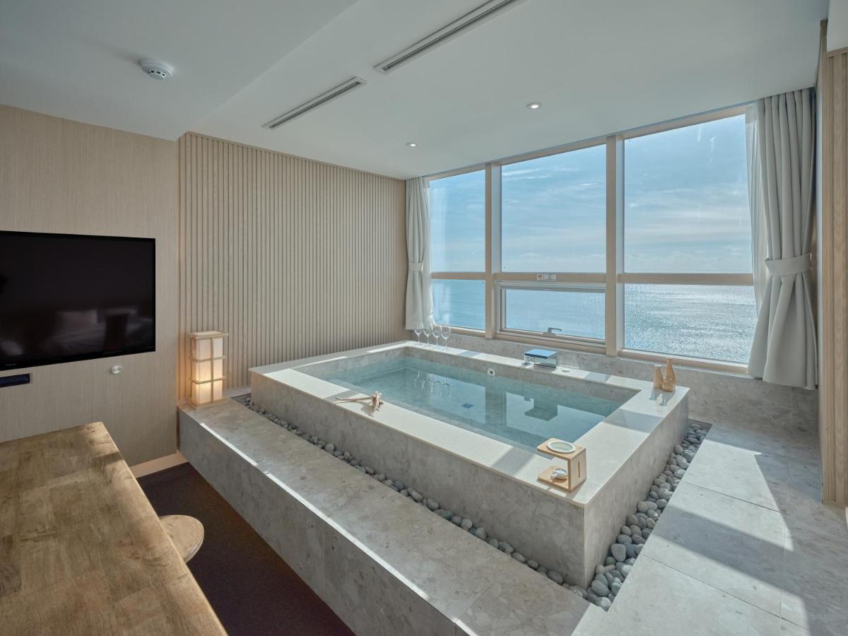 Uh Suite The Haeundae Busan Exteriör bild