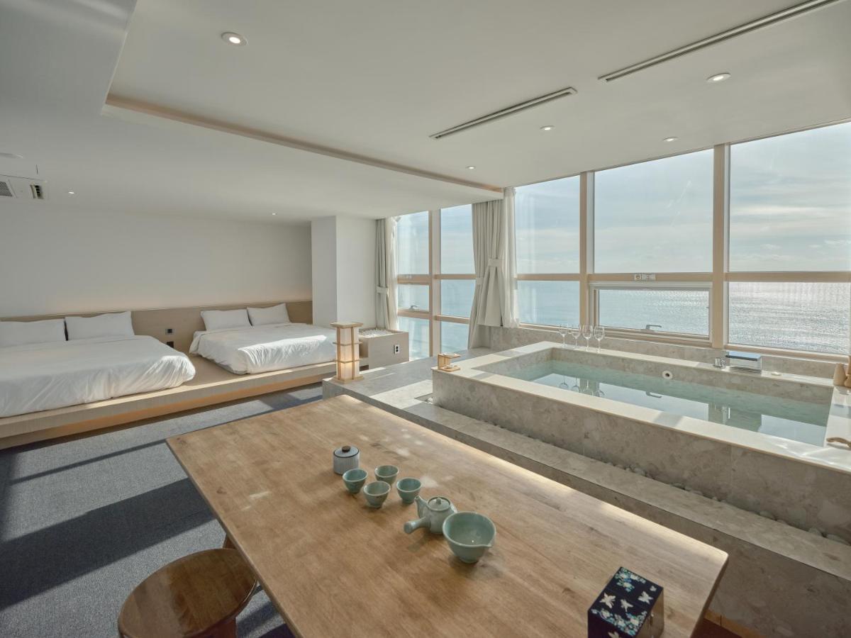 Uh Suite The Haeundae Busan Exteriör bild