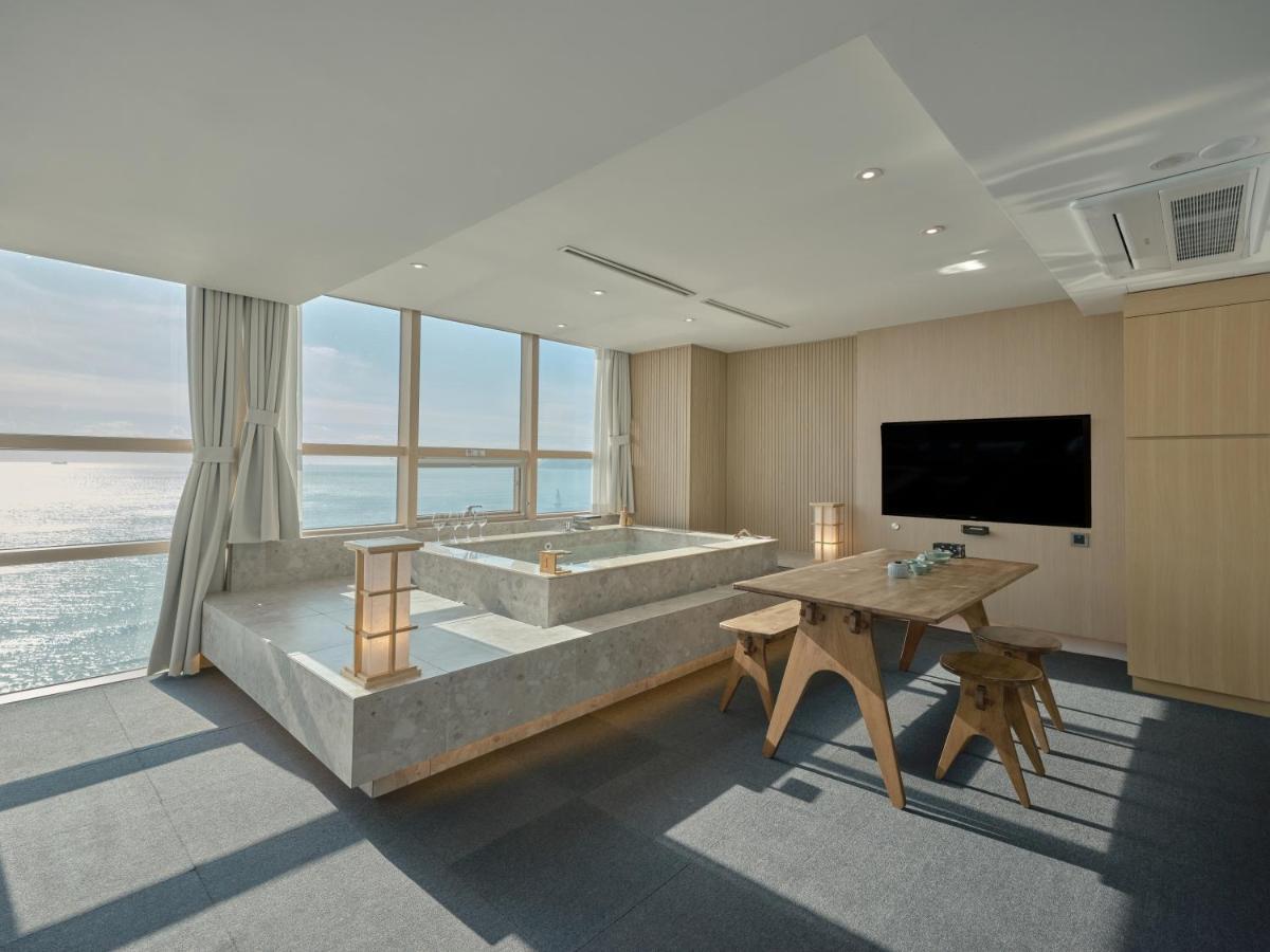 Uh Suite The Haeundae Busan Exteriör bild